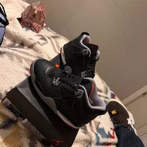 Air Jordan 4 Retro Bred Reimagined GS Size 6Y Black/Fire Red-Cement Grey